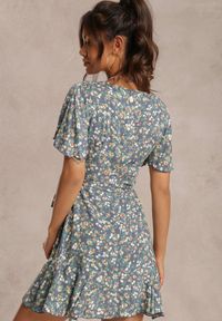 Renee - Niebieska Sukienka Peshesi. Kolor: niebieski. Materiał: materiał. Wzór: kwiaty, kolorowy. Sezon: lato. Typ sukienki: kopertowe, rozkloszowane. Długość: mini