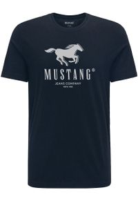 Mustang - MUSTANG ALEX C PRINT MĘSKI T-SHIRT KOSZULKA LOGO TEE DARK SAPPHIRE 1015051 4136. Okazja: na co dzień. Materiał: materiał, bawełna, skóra, jeans. Wzór: nadruk. Sezon: lato. Styl: casual, elegancki, klasyczny