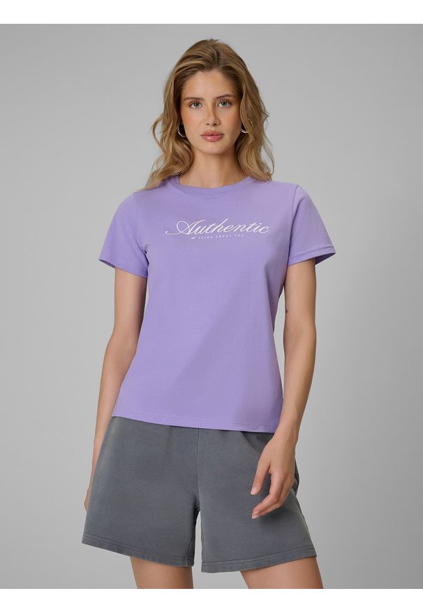 4f - 4F T-shirt regular z nadrukiem damski - fioletowy S. Okazja: na co dzień, na spacer, do pracy. Kolor: fioletowy. Materiał: materiał, bawełna. Wzór: nadruk. Styl: casual