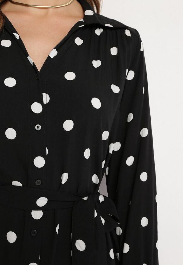 Born2be - Czarna Koszulowa Sukienka Długa z Wiskozy w Kropki z Paskiem w Talii i Kieszeniami Cuvina. Okazja: na co dzień. Typ kołnierza: dekolt w kształcie V. Kolor: czarny. Wzór: kropki. Typ sukienki: koszulowe. Materiał: wiskoza. Długość rękawa: długi rękaw. Styl: casual, elegancki. Długość: maxi