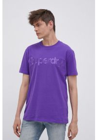 Superdry T-shirt bawełniany kolor fioletowy gładki. Okazja: na co dzień. Kolor: fioletowy. Materiał: bawełna. Wzór: gładki. Styl: casual