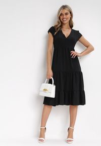 Born2be - Czarna Sukienka Midi Rozkloszowana z Falbanką Sanissa. Okazja: na co dzień. Kolor: czarny. Styl: casual, klasyczny. Długość: midi #1