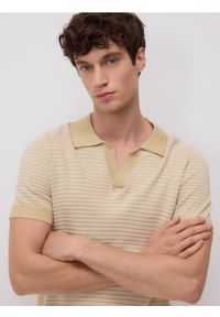 Reserved - Sweter polo z wiskozą - kremowy. Typ kołnierza: polo. Kolor: kremowy. Materiał: wiskoza
