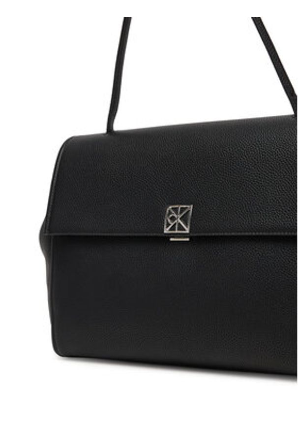 Calvin Klein Torebka Emblem Hw Pebble Satchel LV04F3494G Czarny. Kolor: czarny. Materiał: skórzane