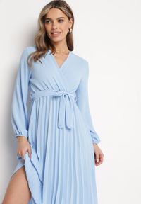 Born2be - Jasnoniebieska Sukienka Mesyre. Okazja: na randkę, do pracy. Typ kołnierza: dekolt w kształcie V. Kolor: niebieski. Materiał: materiał. Typ sukienki: kopertowe, plisowane. Długość: midi #4