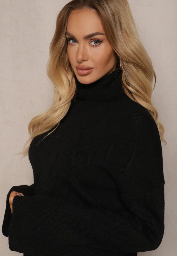 Renee - Czarny Golf o Wydłużonym Kroju w Romby Hennsa. Okazja: na co dzień. Typ kołnierza: golf. Kolor: czarny. Materiał: jeans. Styl: casual