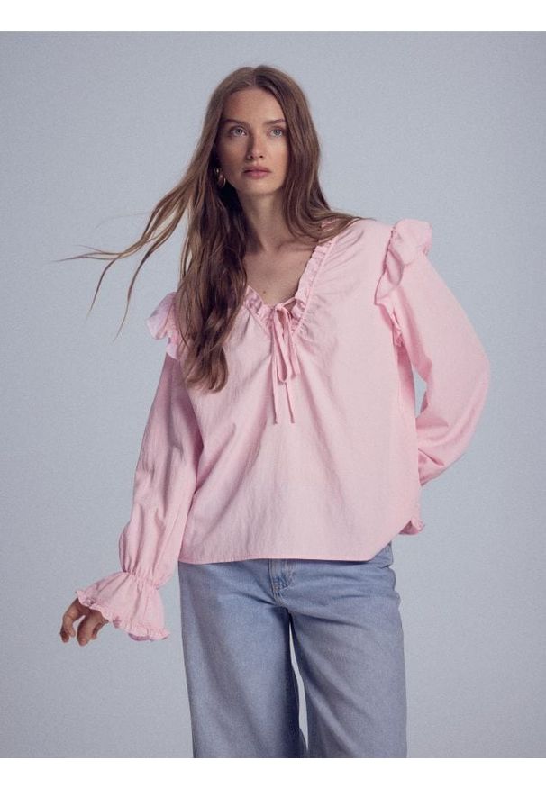 Reserved - Koszula z falbanami - pastelowy róż. Kolor: różowy. Materiał: tkanina, wiskoza