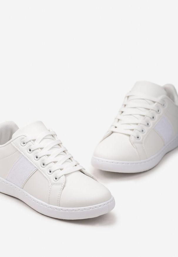 Renee - Białe Sneakersy Sznurowane Ozdobione Brokatem Vistasta. Nosek buta: okrągły. Zapięcie: sznurówki. Kolor: biały. Materiał: materiał. Wzór: aplikacja. Obcas: na obcasie. Wysokość obcasa: niski