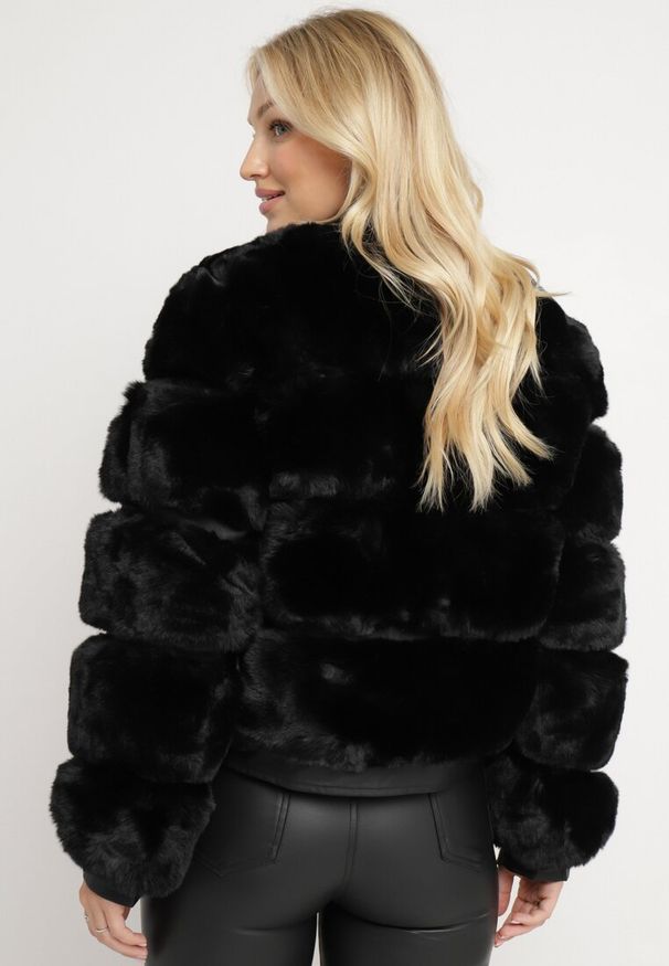 Born2be - Czarna Kurtka Futrzana z Przeszyciami Davidssa. Kolor: czarny. Materiał: futro. Styl: elegancki