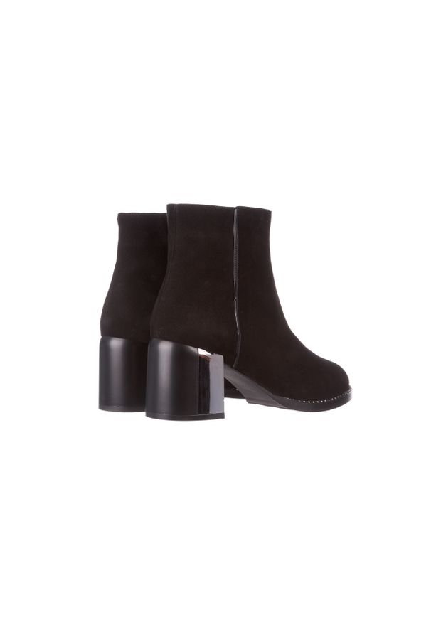 Botki Bayla-195 20K-6501 Black Suede 195003, Czarny, Skóra naturalna. Okazja: na co dzień. Zapięcie: zamek. Kolor: czarny. Materiał: skóra. Szerokość cholewki: normalna. Obcas: na obcasie. Styl: casual, klasyczny. Wysokość obcasa: średni
