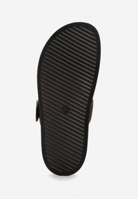 Renee - Czarne Klapki z Imitacji Zamszu na Płaskiej Podeszwie z Dużą Sprzączką Zabrina. Okazja: na co dzień. Kolor: czarny. Materiał: zamsz. Wzór: paski. Sezon: lato. Obcas: na płaskiej podeszwie. Styl: boho, casual #3