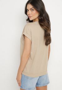 Born2be - Beżowy T-shirt z Bawełny z Trójkątnym Dekoltem Lireande. Okazja: na co dzień. Kolor: beżowy. Materiał: bawełna. Styl: casual