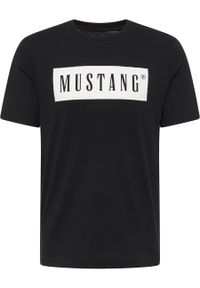 Mustang - MUSTANG STYLE ALEX C LOGO TEE MĘSKI T-SHIRT KOSZULKA NADRUK BLACK 1013223 4142. Okazja: na co dzień, do pracy. Materiał: bawełna, jeans, skóra. Długość rękawa: krótki rękaw. Długość: krótkie. Wzór: nadruk. Styl: klasyczny, elegancki, casual