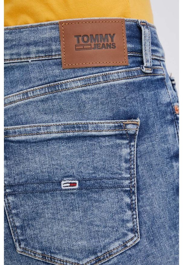 Tommy Jeans jeansy NORA CE137 damskie medium waist. Kolor: niebieski