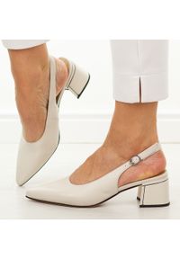 Skórzane Wt czółenka damskie Cambell 98335. Okazja: na spotkanie biznesowe. Kolor: biały. Materiał: skóra. Szerokość cholewki: normalna. Sezon: wiosna, lato. Obcas: na obcasie. Styl: wizytowy, klasyczny, biznesowy, elegancki. Wysokość obcasa: średni #1