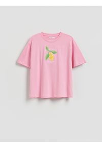 Reserved - T-shirt z nadrukiem i haftem - różowy. Kolor: różowy. Materiał: dzianina, bawełna. Wzór: nadruk, haft
