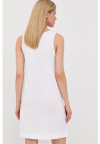 Love Moschino sukienka bawełniana kolor biały mini prosta. Okazja: na co dzień. Kolor: biały. Materiał: bawełna. Długość rękawa: na ramiączkach. Wzór: nadruk. Typ sukienki: proste. Styl: casual. Długość: mini #3