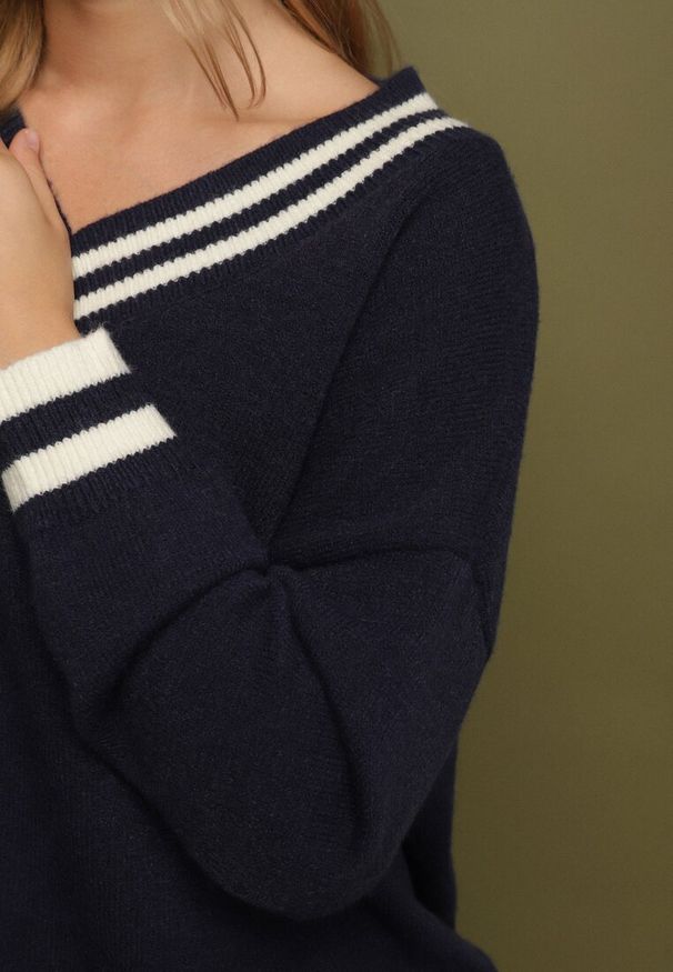 Born2be - Granatowy Sweter z Domieszką Kaszmiru w Stylu Preppy Liendria. Okazja: na spotkanie biznesowe, do pracy, na co dzień. Kolor: niebieski. Materiał: kaszmir. Wzór: aplikacja. Styl: biznesowy, klasyczny, casual