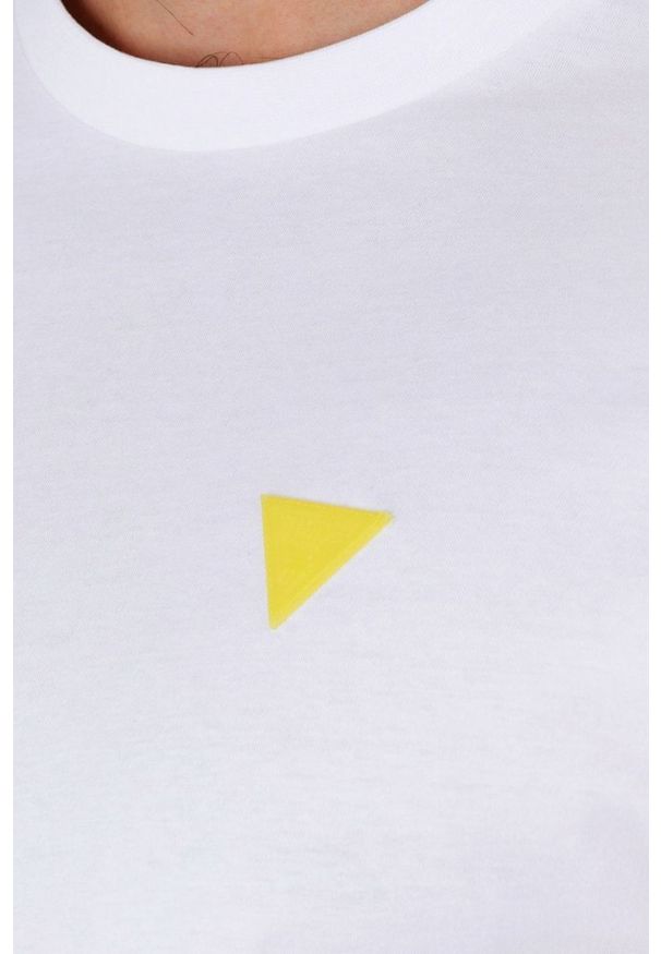 Guess - GUESS Biały t-shirt męski z żółtym logo. Kolor: biały. Wzór: aplikacja