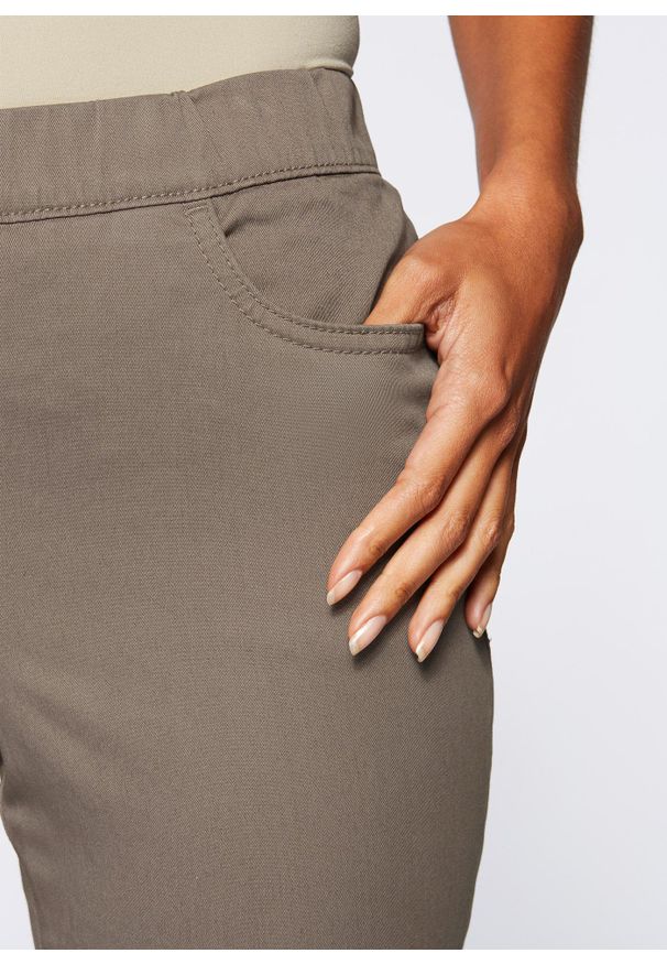 bonprix - Spodnie 7/8 z gumką w talii, ze stretchem. Kolor: brązowy. Styl: elegancki