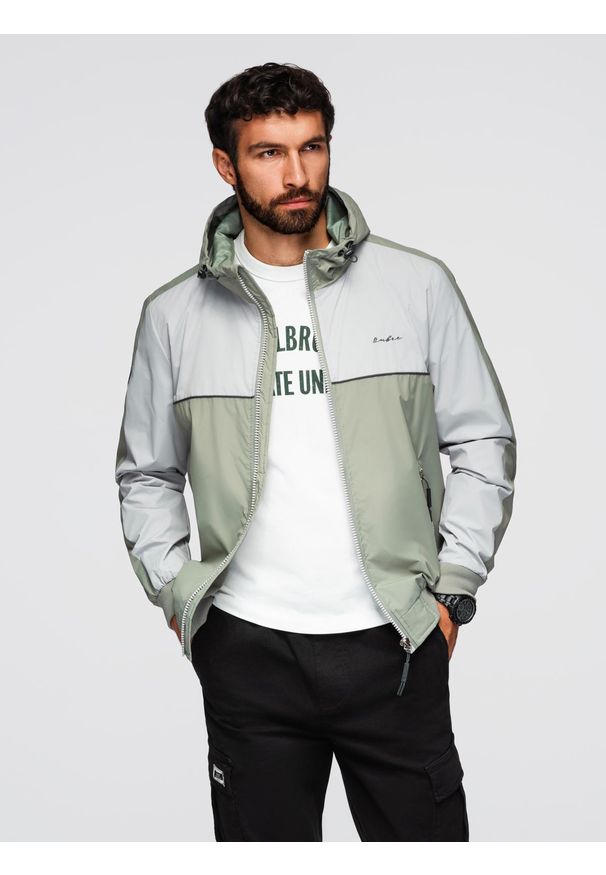 Ombre Clothing - Męska kontrastowa kurtka wiatrówka z kapturem - oliwkowo-szara V3. Typ kołnierza: kaptur. Kolor: szary. Materiał: materiał, jeans, guma, poliester. Wzór: aplikacja. Styl: elegancki, sportowy