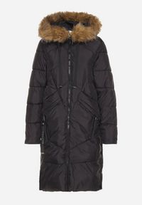 Born2be - Czarna Pikowana Kurtka z Odpinanym Futerkiem przy Kapturze i Napami u Dołu po Bokach Zemicea. Okazja: na co dzień. Kolor: czarny. Materiał: futro. Długość rękawa: długi rękaw. Długość: długie. Styl: casual, elegancki #4