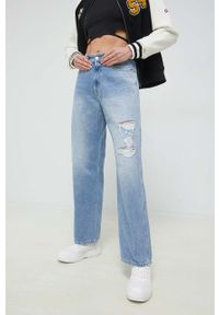 Tommy Jeans jeansy Betsy damskie medium waist. Kolor: niebieski #1
