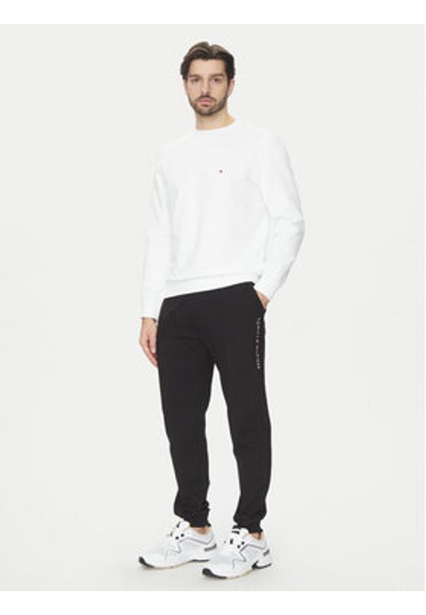 TOMMY HILFIGER - Tommy Hilfiger Spodnie dresowe UM0UM03348 Czarny Regular Fit. Kolor: czarny. Materiał: bawełna