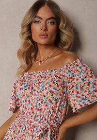 Renee - Biało-Różowa Bawełniana Sukienka Hiszpanka w Kwiatowy Print Rissamond. Typ kołnierza: dekolt hiszpanka. Kolor: biały. Materiał: bawełna. Wzór: kwiaty, nadruk. Sezon: lato #4