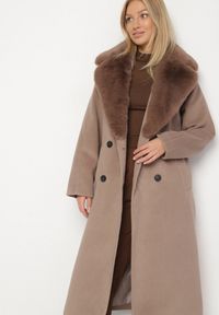 Born2be - Beżowy Elegancki Płaszcz Dwurzędowy z Futrem i Wiązanym Paskiem Azonlle. Okazja: na co dzień. Kolor: beżowy. Materiał: futro. Sezon: jesień. Styl: elegancki #6