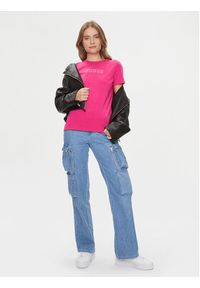 Guess T-Shirt Briana V3BI11 J1314 Różowy Regular Fit. Kolor: różowy. Materiał: bawełna