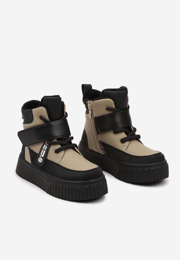 Born2be - Czarne Botki na Grubej Podeszwie z Napisami Bialea. Okazja: na uczelnię. Nosek buta: okrągły. Kolor: czarny. Materiał: jeans. Wzór: napisy. Styl: klasyczny, młodzieżowy