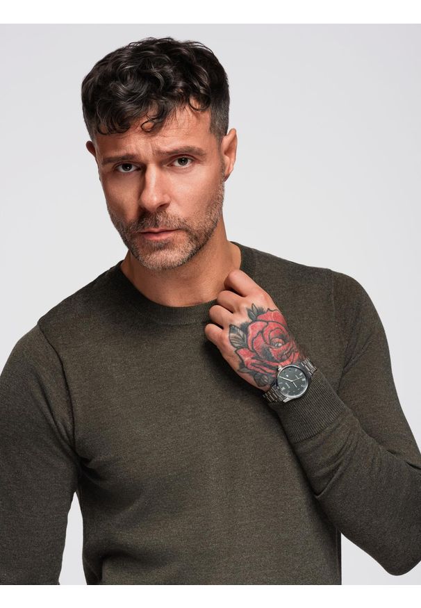 Ombre Clothing - Męski sweter klasyczny z wiskozą BASIC z okrągłym dekoltem – oliwkowy melanż V17 - Rozmiar: S. Okazja: na co dzień, do pracy, na spotkanie biznesowe. Kolor: oliwkowy. Materiał: wiskoza. Wzór: melanż. Styl: klasyczny