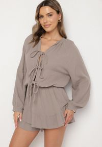 Born2be - Ciemnobeżowy Wiązany Bawełniany Kombinezon Boho z Falbankami i Wiązaniem Lalelia. Kolor: beżowy. Materiał: bawełna. Sezon: lato. Styl: boho