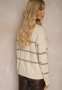 Renee - Beżowy Sweter w Paski Ozdobiony Haftowanymi Sercami Nerissea. Okazja: na co dzień. Kolor: beżowy. Wzór: aplikacja, paski, haft. Styl: klasyczny, casual #3