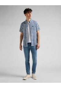 Lee - LEE BUTTON DOWN SS MĘSKA KOSZULA W KRATĘ KRÓTKI RĘKAW WASHED BLUE L886OFLR. Typ kołnierza: button down. Długość rękawa: krótki rękaw. Długość: krótkie