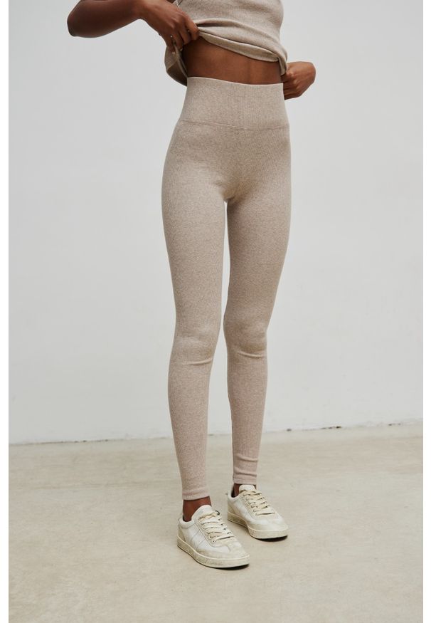 Marsala - Legginsy damskie z prążkowanej dzianiny w kolorze BEIGE MELANGE - HIPS-L. Okazja: na co dzień. Materiał: prążkowany, dzianina. Styl: casual, sportowy