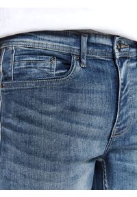 TOP SECRET - Spodnie denim regular fit. Okazja: na co dzień. Kolor: niebieski. Materiał: denim. Sezon: zima, jesień. Styl: casual, klasyczny, sportowy #3