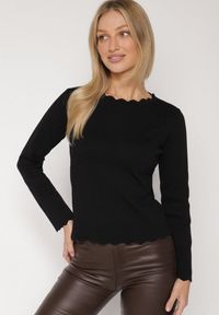 Born2be - Czarny Sweter z Wiskozą Ozdobiony Falbankami Mevita. Typ kołnierza: kołnierz z falbankami. Kolor: czarny. Materiał: wiskoza. Wzór: aplikacja. Styl: klasyczny, elegancki #4