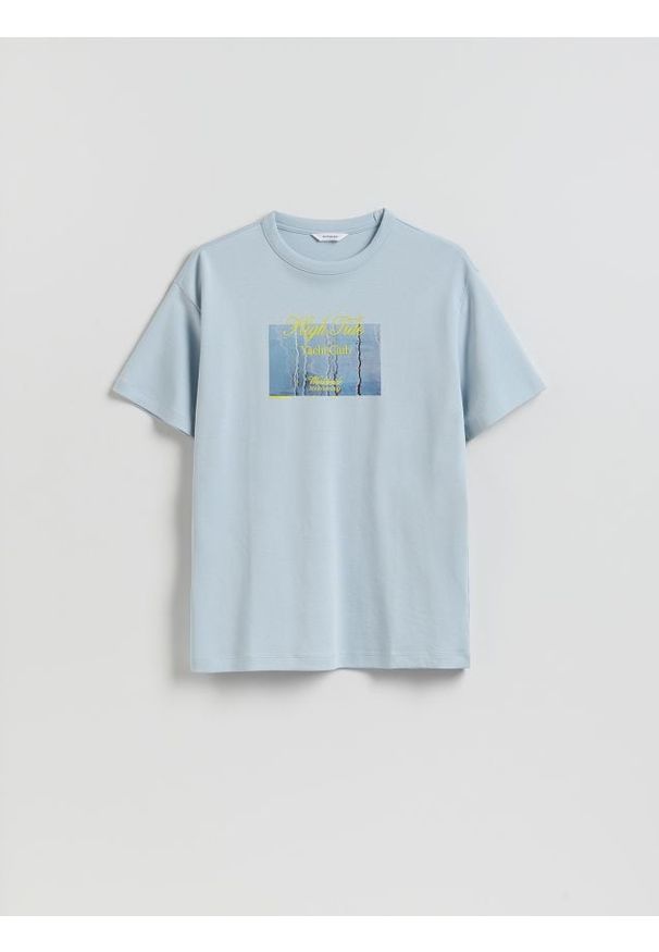 Reserved - T-shirt comfort z nadrukiem - jasnoniebieski. Kolor: niebieski. Materiał: dzianina, bawełna. Wzór: nadruk