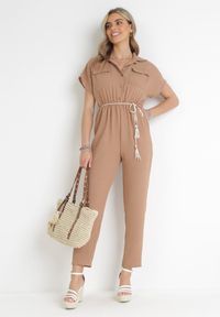 Born2be - Ciemnobeżowy Kombinezon Aliker. Okazja: na co dzień. Kolor: beżowy. Długość rękawa: krótki rękaw. Długość: krótkie. Wzór: aplikacja. Styl: casual, elegancki #5