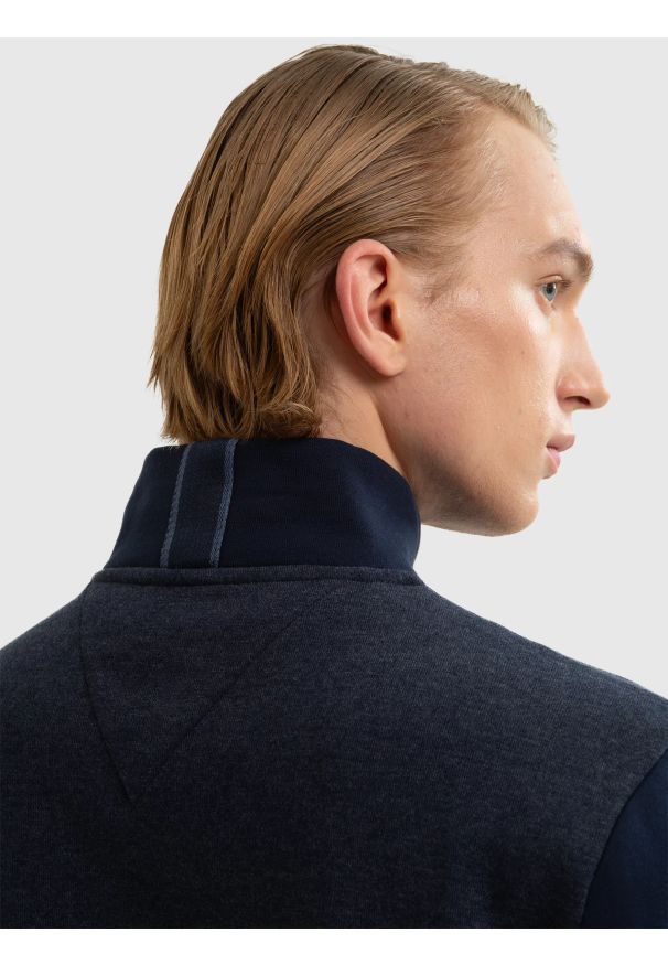 Big-Star - Bluza męska ze stójką granatowa Joe 403. Okazja: na co dzień. Typ kołnierza: kołnierzyk stójkowy. Kolor: niebieski. Materiał: jeans, bawełna. Wzór: nadruk, aplikacja, melanż. Sezon: zima, jesień. Styl: klasyczny, casual
