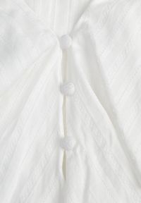 Renee - Biała Eteryczna Bluzka z Bawełny Zdobiona Falbankami i Ściągaczem w Pasie Cezarelle. Okazja: na randkę. Typ kołnierza: kołnierz z falbankami. Kolor: biały. Materiał: bawełna. Wzór: aplikacja #7