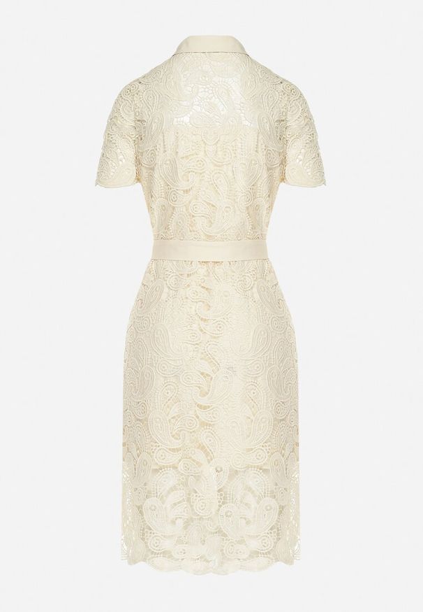 Born2be - Jasnobeżowa Koszulowa Sukienka Koronkowa z Wiązanym Paskiem Sachaela. Kolor: beżowy. Materiał: koronka. Typ sukienki: koszulowe. Długość: midi