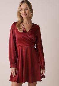 Born2be - Czerwona Satynowa Sukienka VICES z Bawełny o Kopertowym Kroju Glanita. Okazja: na co dzień. Kolor: czerwony. Materiał: satyna, bawełna. Typ sukienki: kopertowe. Styl: casual, klasyczny #1