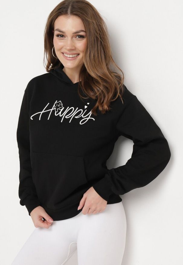 Born2be - Czarna Bluza z Kapturem Napisem i Kangurkową Kieszenią Adrippa. Typ kołnierza: kaptur. Kolor: czarny. Wzór: napisy. Sezon: zima, jesień