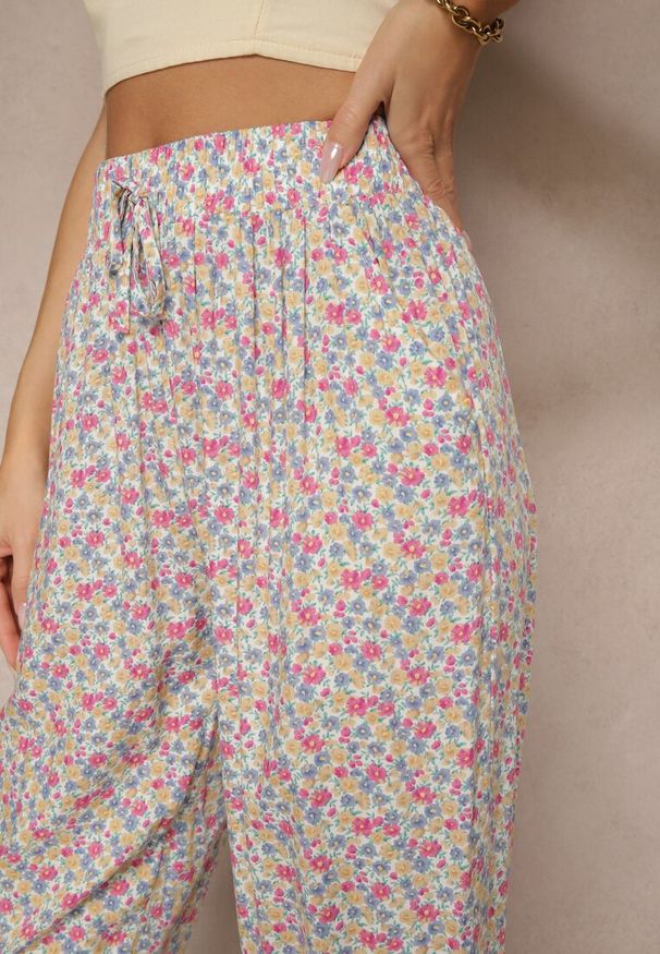 Renee - Białe Spodnie z Wiskozy High Waist w Kwiatowy Wzór Liosena. Okazja: na co dzień. Stan: podwyższony. Kolor: biały. Materiał: wiskoza. Wzór: kwiaty. Styl: casual