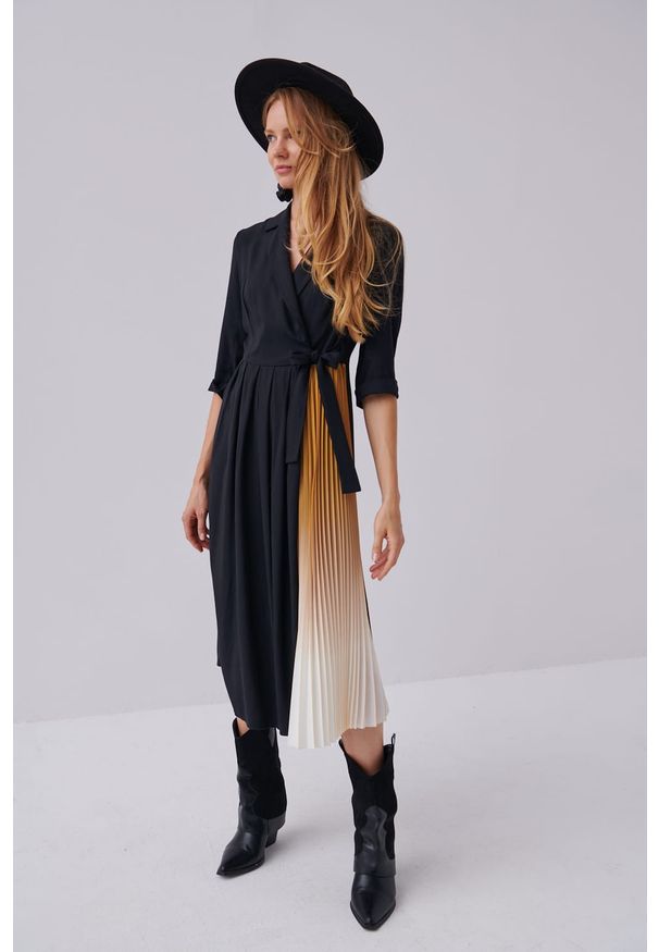 blue shadow - Sukienka Helena BS Czarny / Miodowy. Okazja: na spotkanie biznesowe. Kolor: wielokolorowy, pomarańczowy, czarny. Materiał: poliester, wiskoza, tkanina. Styl: biznesowy, elegancki. Długość: midi