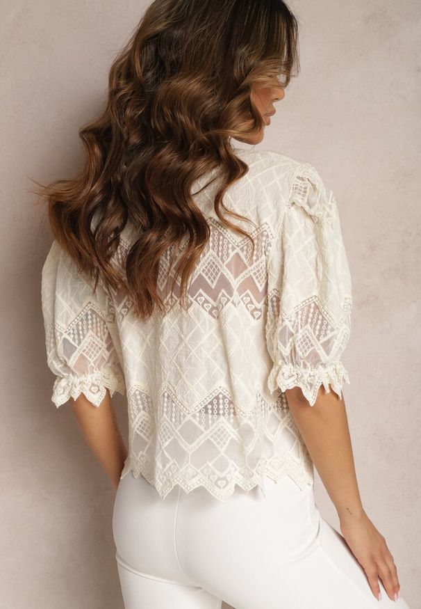 Renee - Beżowa Bluzka Prześwitująca w Ażurowe Wzory na Guziki Enriesa. Kolor: beżowy. Wzór: ażurowy. Sezon: lato. Styl: boho
