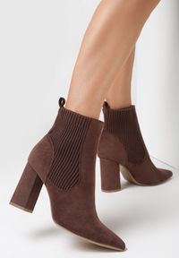 Born2be - Brązowe Botki Dacoilae. Nosek buta: otwarty. Kolor: brązowy. Materiał: materiał. Sezon: jesień, zima. Obcas: na obcasie. Styl: klasyczny. Wysokość obcasa: średni #5